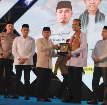 Tabligh Akbar, Tasming Hamid Minta Doa Ustadz Abdul Somad untuk Parepare