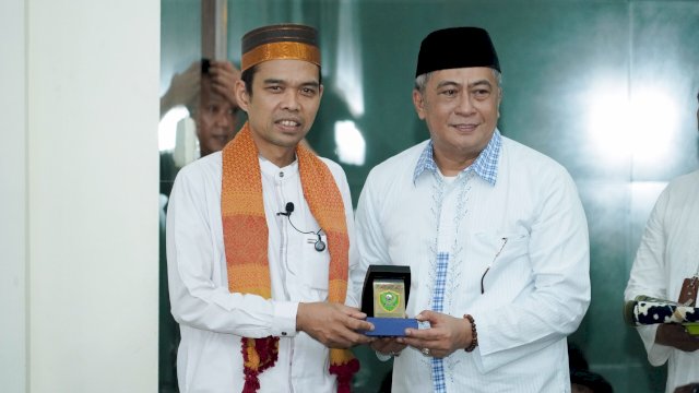 Ket: Wakil Bupati Barru, Abustan A Bintang bersama Ustad Abdul Somad