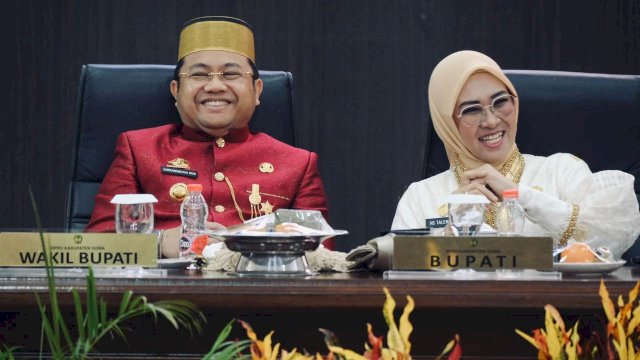 Bupati Gowa, Sitti Husniah Talenrang dan Wakilnya Darmawansyah Muin (Hati Damai) saat hadir pada Orasi Bupati Gowa dalam rangka Hari Jadi Gowa Ke-705 Tahun, di Ruang Rapat Paripurna DPRD Gowa, kemarin. (Dok. Humas Gowa)