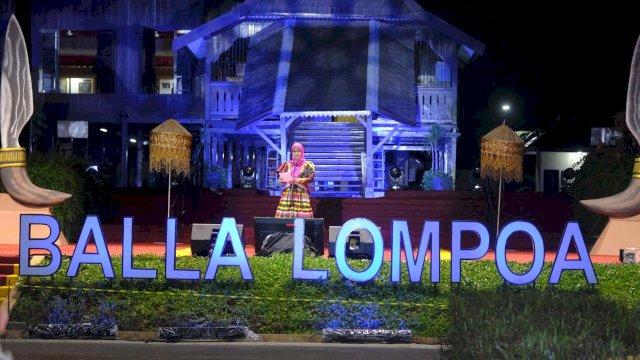 Bupati Gowa, Sitti Husniah Talenrang saat memberikan sambutan, di sela-sela perayaan Pesta Rakyat Pemerintah Kabupaten Gowa, di Kawasan Balla Lompoa, Minggu, (16/11/2025), malam kemarin. (Dok. Humas Gowa)