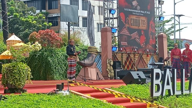 Wakil Bupati Gowa yang juga Ketua Panitia HJG Ke-705, Darmawangsyah Muin saat menyampaikan laporan pelaksanaan HJG Ke-705, di sela-sela Puncak HJG Ke-705, di Kawasan Museum Balla Lompoa, Senin, (17/11/2025). (Dok. Chaerani/Republiknews.co.id) 