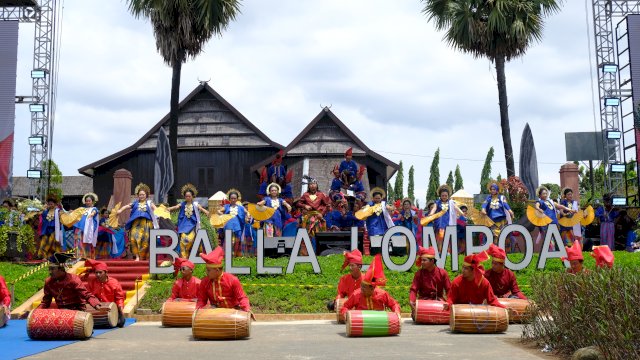 Penampilan tari dalam perayaan Puncak Perayaan Hari Jadi Gowa (HJG) Ke-705, di Kawasan Museum Balla Lompoa, Senin, (17/11/2025). (Dok. Humas Gowa) 