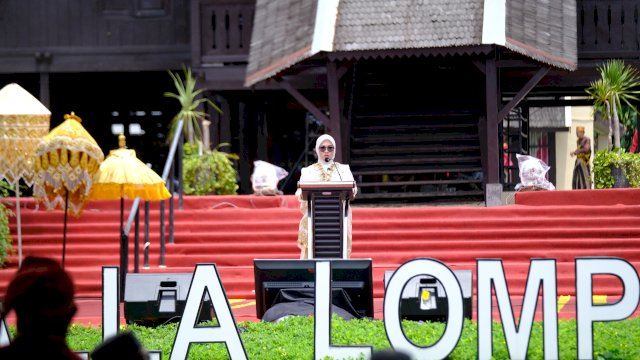 Bupati Gowa, Sitti Husniah Talenrang saat memberikan sambutan pada Puncak Peringatan Hari Jadi Gowa (HJG) Ke-705, di Kawasan Museum Balla Lompoa, Senin (17/11/2025). (Dok. Humas Gowa) 