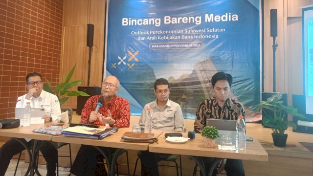 Kepala BI Sulsel Rizki Ernadi Wimanda (kedua kiri), dalam Bincang Media "Outlook Perekonomian Sulawesi Selatan dan Arah Kebijakan Bank Indonesia", di Goodfiles Makassar, Senin, (17/11/2025). (Dok. Chaerani/Republiknews.co.id) 