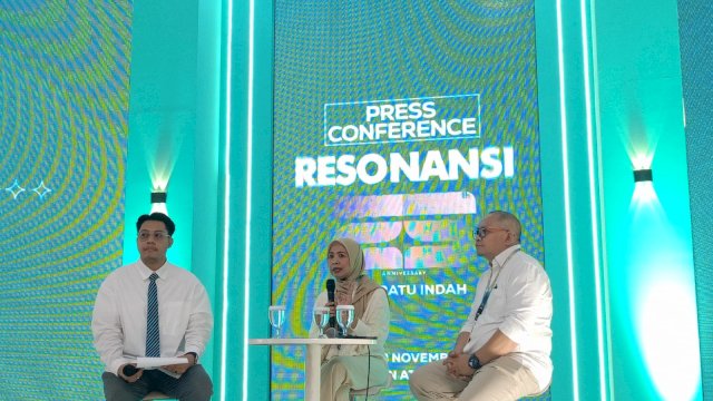 Sales & Marketing General Manager Kalla Property, Rasmila Sari Suaib (tengah), di sela-sela Prescon Perayaan 25 Tahun MaRI, di Main Atrium MaRI, Selasa, (18/11/2025). (Dok. Chaerani/Republiknews.co.id) 