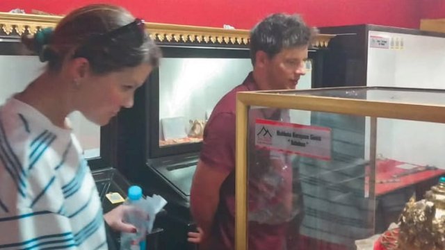 Wisatawan mancanegara saat melihat salah satu koleksi peninggalan Kerajaan Gowa di Musuem Balla Lompoa, kemarin. (Dok. Disparbud Gowa) 