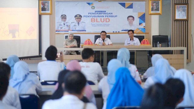 Wakil Bupati Gowa, Darmawangsyah Muin, disela-sela pertemuan Percepatan BLUD RSUD Syekh Yusuf dan Puskesmas Tingkat Kabupaten Gowa, di Aula Dinas Kesehatan Gowa, kemarin. (Dok. Humas Gowa) 