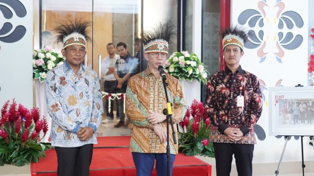 Ketua Dewan Komisioner OJK, Mahendra Siregar, di sela-sela Peresmian Kantor OJK Papua Barat dan Barat Daya, di Kota Manokwari, kemarin. (Dok. Otoritas Jasa Keuangan) 
