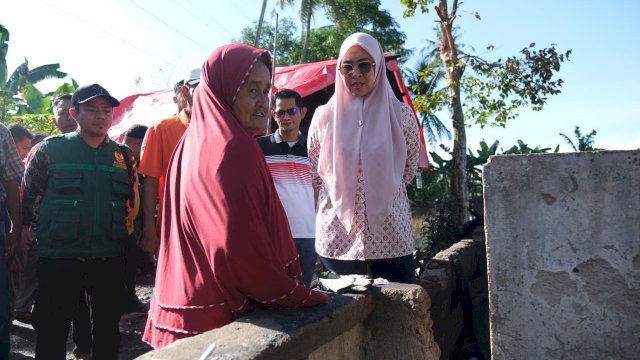 Bupati Gowa, Sitti Husniah Talenrang saat menemui Mauria Dg Bollo (60), korban kebakaran rumah di Dusun Pajalau, Desa Panakkukang, Kecamatan Pallangga, kemarin. (Dok. Humas Gowa) 