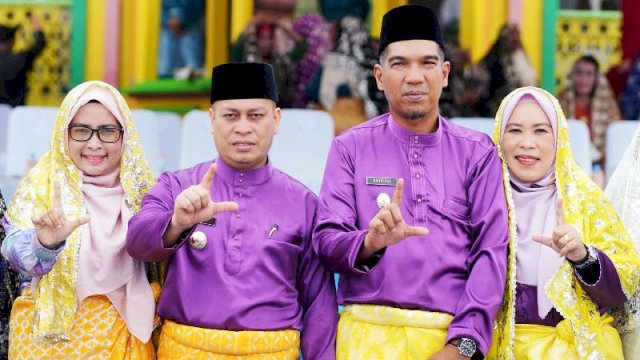 Bupati Lingga M. Nizar didampingi Wakil Bupati Lingga, Novrizal, serta Ketua TP-PKK pada upacara peringatan Hari Jadi ke-22 Kabupaten Lingga di Dataran Sultan Abdulrahman Syah Daik. [IST]