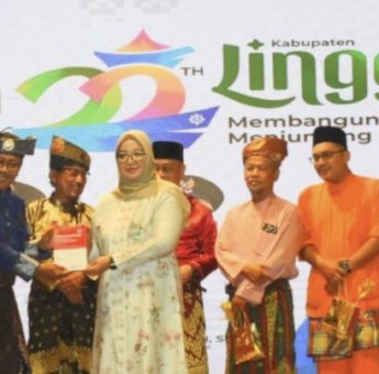 Terima Buku Simposium, Ketua DPRD Lingga Dorong Pembangunan Berbasis Budaya