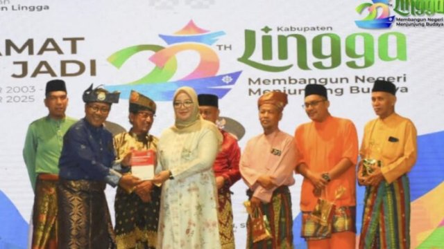 Ketua DPRD Lingga Maya Sari saat menerima Buku Simposium Kabupaten Lingga yang diserahkan langsung oleh BP2KL,