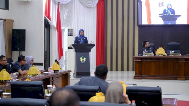 Bupati Gowa, Sitti Husniah Talenrang saat memberikan sambutan usai menyerahkan Nota Keuangan dan Ranperda APBD Tahun Anggaran 2026, di Ruang Rapat Paripurna Kantor DPRD Kabupaten Gowa, kemarin. (Dok. Humas Gowa) 