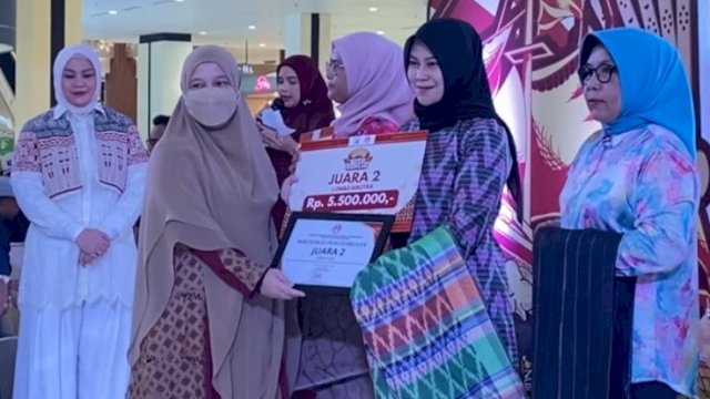 Ketua Dekranasda Kabupaten Gowa, Andi Tenri Indah Darmawangsyah, saat menerima penghargaan Juara 2 Kategori Produk Wastra pada ajang Expo Kreatif Andalan Dekranasda Sulsel 2025, di TSM Makassar, kemarin. (Dok. Humas Gowa) 
