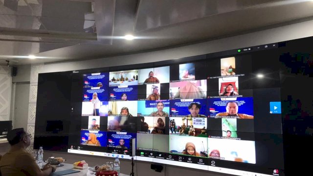 Diskominfo-SP Gowa Monitoring dan Evaluasi Tim Pengelola SP4N-LAPOR! Kecamatan dan Sahabat Lapor! Kecamatan sekaligus Sosialisasi SP4N-LAPOR! Bagi Pemerintah Desa dan Kelurahan Tahun 2025 secara virtuali, di Peace Room, Kantor Bupati Gowa, kemarin. (Dok. Humas Gowa)