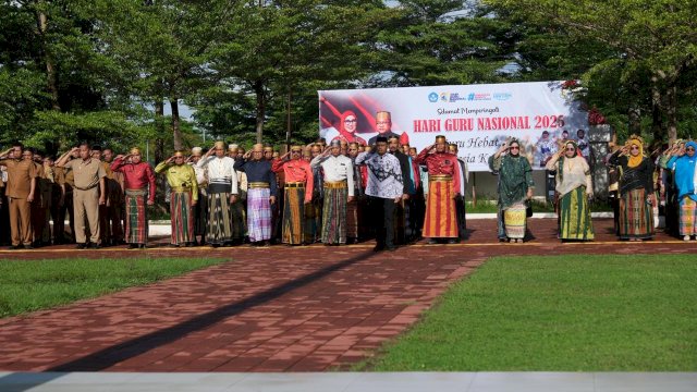 Sejumlah guru di wilayah Kabupaten Gowa saat menghadiri Peringatan Hari Guru Nasional (HGN) Tingkat Kabupaten Gowa Tahun 2025, di Lapangan Upacara Kantor Bupati Gowa, kemarin. (Dok. Humas Gowa) 