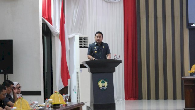 Wakil Bupati Gowa, Darmawangsyah Muin, di sela-sela Pandangan Umum Fraksi-Fraksi DPRD terhadap Nota Keuangan dan Ranperda APBD Tahun Anggaran 2026 pada Rapat Paripurna, di Kantor DPRD Gowa, kemarin. (Dok. Humas Gowa) 