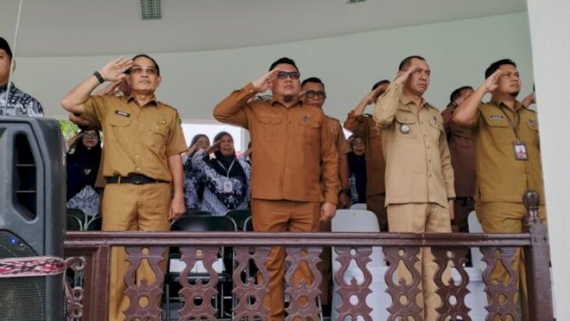 Kepala DPMD Kukar, Arianto Menghadiri Upacara Hari Guru Nasional 2025 di Halaman Upacara Kantor Bupati. [IST]