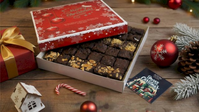 Aston Makassar menawarkan Festive Hampers Chocolate Brownies. Paket hantaran istimewa yang dirancang untuk menambah kehangatan momen Natal dan Tahun Baru bersama keluarga, sahabat, maupun rekan bisnis. (Dok. Aston Makassar)