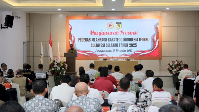 Ketua KONI Sulsel yang juga Wabup Gowa Darmawangsyah Muin saat membuka Musprov FORKI Sulawesi Selatan, di Aula Cemara, Palantikang, Kabupaten Gowa, Kamis (27/11/2025). (Dok. Humas Gowa) 