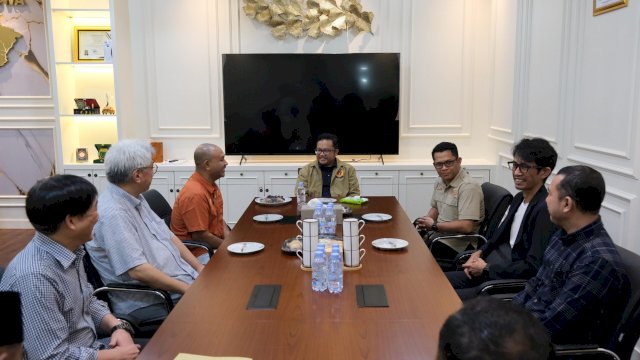 Wakil Bupati Gowa, Darmawangsyah Muin saat menerima kunjungan LPK Yayasan SHIN Indonesia bersama asosiasi penerima tenaga magang di Jepang, di ruang kerjanya, di Kantor Bupati Gowa, kemarin. (Dok. Humas Gowa) 