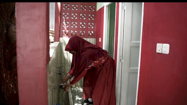 PLN UIP Sulawesi menggandeng Yayasan Aku Rimba Indonesia menyediakan sanitasi layak dan air bersih di delapan sekolah di Makassar. Salah satunya di SD Negeri Baddoka Makassar. (Dok. Humas PLN UIP Sulawesi) 