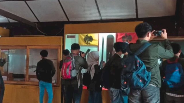 Mahasiswa Politeknik Kesehatan Megarezky saat berkunjung ke Museum Balla Lompoa, Rabu, 12 November 2025 kemarin. (Dok. Disparbud Gowa) 