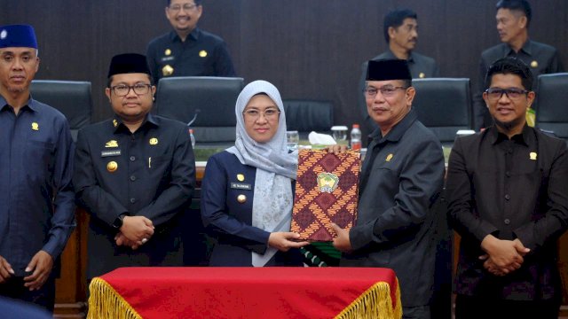 Bupati Gowa, Sitti Husniah Talenrang dalam Rapat Paripurna Penetapan Ranperda APBD Kabupaten Gowa Tahun 2026 menjadi Perda, di Ruang Rapat Paripurna Kantor DPRD Kabupaten Gowa, kemarin. (Dok. Humas Gowa)