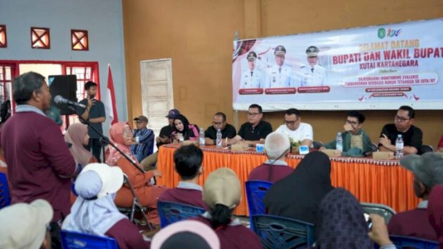 Kepala DPMD Kukar Mendampingi Bupati dan Wakil Bupati Kukar di Kecamatan Muara Jawa. [Foto IST]