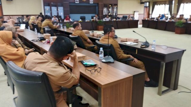 Kepala DMPD Kukar, Arianto hadir dalam Rapat penyusunan RPJMD di Banmus DPRD Kukar. [Foto IST]