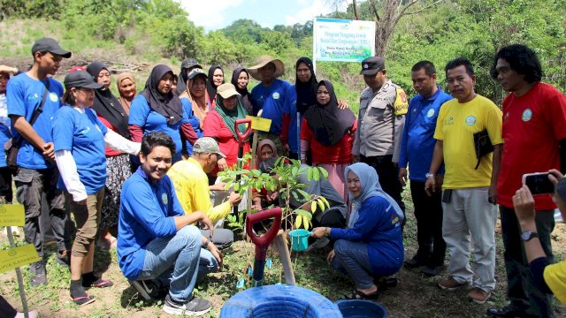 PLN UIP Sulawesi melakukan penanaman pohon di Hutan Hulawa di Kecamatan Buntulia, Kabupaten Pohuwato, Sulawesi Tengah. (Dok. Humas PLN UIP Sulawesi) 