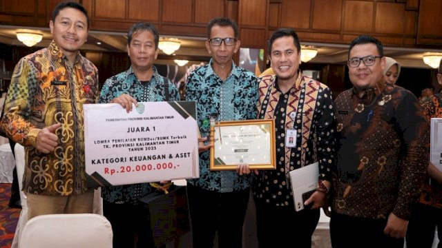 Kepala DMPD Kukar bersama desa peraih prestasi. [IST]