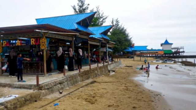 Pantai Biru Desa Kersik. [IST]