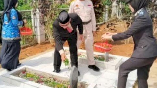 Kepala DMPD Kukar, Arianto tengah berziarah ke Taman Makam Pahlawan di Kelurahan Bukit Biru. [IST]