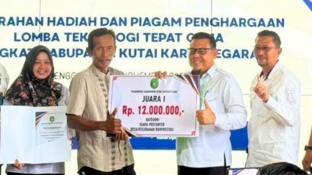 Penyerahan hadiah Pemenang Lomba TTG Tingkat Kabupaten Kukar 2025. [IST]