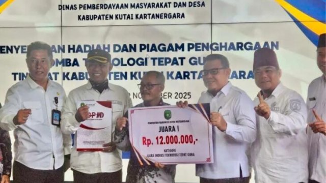 Penyerahan Hadiah kepada Pemenang dari Kecamatan Sebulu. [IST]