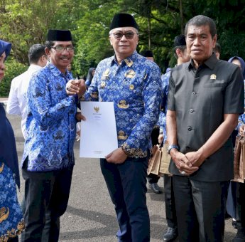 Wabup Barru Abustan A Bintang Hadiri Hari Kesadaran Nasional dan Serahkan SK Pensiun kepada 10 ASN