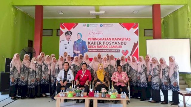 Jajaran Pemerintah Desa Rapak Lambur bersama Kader Posyandu diwilayahnya. [IST]