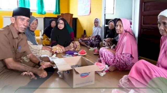 Kades Muara Wis memonitoring Posyandu Lansia di wilayahnya. [IST]