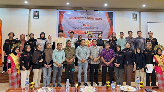 Wakil Bupati Sinjai, Andi Mahyanto Mazda (tengah) berfoto bersama pengurus KMS UNM periode 2025/2026 yang baru dilantik di Kantor BBGTK Sulawesi Selatan, Jalan Adiyaksa, Makassar, Minggu (2/11/2025). (Foto: Istimewa)