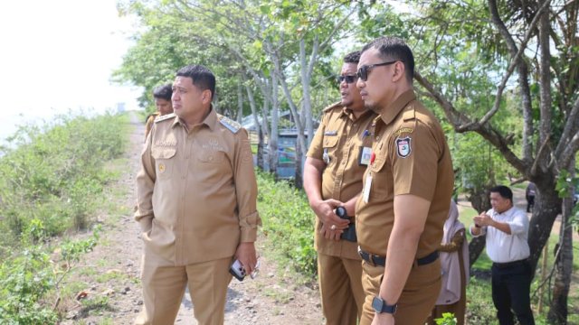 Wali Kota Makassar, Munafri Arifuddin saat turun meninjau langsung rencana pembebasan lahan dan pembangunan jembatan baru di Barombong, Selasa (4/11/2025). (Foto: Istimewa)