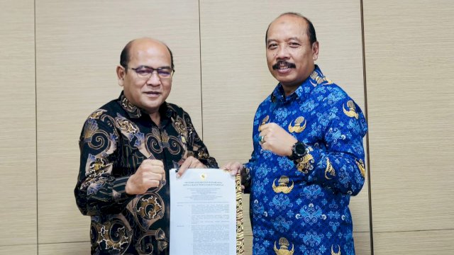 Direktur Pengaturan Tanah Pemerintah, Tanah Ulayat, dan Tanah Komunal Kementerian ATR/BPN, Suwito saat menyerahkan SK hak tanah PLTU Punagaya di Jeneponto kepada General Manager PLN UIP Sulawesi, Wisnu Kuntjoro Adi, di Kantor Kementerian ATR/BPN, Jakarta, kemarin. (Dok. Humas PLN UIP Sulawesi)