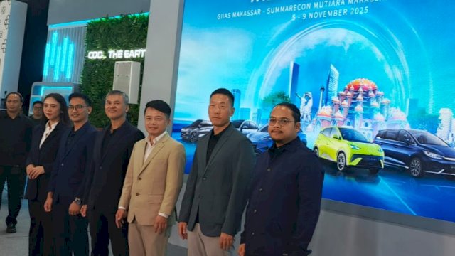 Presiden Direktur BYD Indonesia, Eagle Zhao (tengah) dan jajaran lainnya, dalam konferensi pers, di booth BYD GIIAS Makassar, Rabu, (5/11/2025). (Dok. Istimewa)