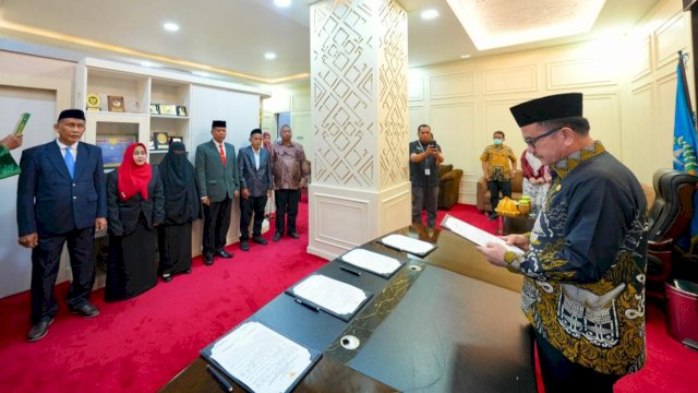 Sekda Sulsel, Jufri Rahman melantik dan mengambil sumpah empat pejabat fungsional Ahli Utama Lingkup Pemerintah Provinsi Sulawesi Selatan, Kamis (6/11/2025). (Foto: Istimewa)