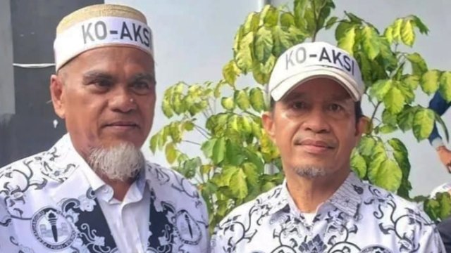 Guru Abdul Muis (kiri) dan Rasnal dalam aksi damai bersama PGRI di Masamba, Luwu Utara. (Foto: Istimewa)