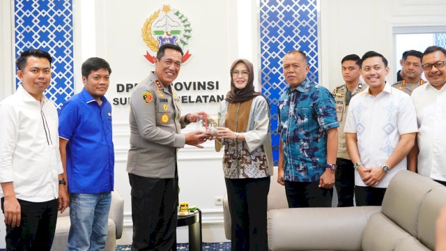 Kapolda Sulsel, Irjen Pol Djuhandhani Rahardjo Puro melakukan kunjungan silaturahmi ke kantor sementara DPRD Provinsi Sulsel di Kantor Dinas Bina Marga dan Konstruksi Sulsel, Jalan AP Pettarani, Makassar, Senin (10/11/2025). (Foto: Istimewa)