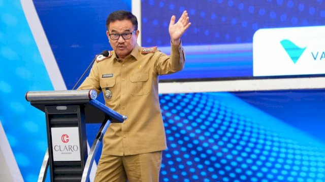 Sekda Sulsel, Jufri Rahman saat membuka secara resmi Rakerkonprov 2025 yang diselenggarakan oleh Apindo Sulawesi Selatan di Claro Hotel Makassar, Senin (10/11/2025). (Foto: Istimewa)