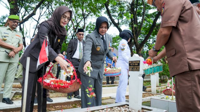 Wakil Gubernur Sulsel, Fatmawati Rusdi (tengah) saat melakukan ziarah kubur dan tabur bunga dalam rangka Hari Pahlawan di Taman Makam Pahlawan Panaikang, Makassar, Senin (10/11/2025). (Foto: Istimewa)