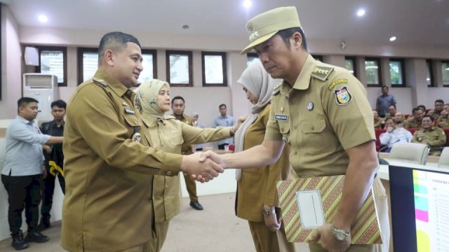 Wali Kota Makassar, Munafri Arifuddin saat memberikan pengarahan terkait pelaksanaan pemilihan ketua RT dan RW serentak di Balai Kota Makassar, Selasa (11/11/2025). (Foto: Istimewa)