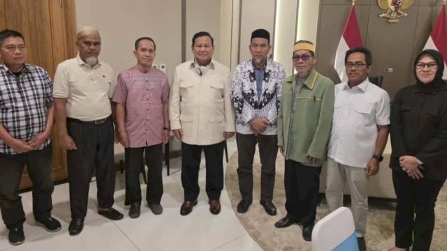 Dua guru asal Kabupaten Luwu Utara yang mendapatkan rehabilitasi, yakni Abdul Muis dan Rasnal berfoto bersama Presiden Prabowo Subianto. (Foto: Istimewa)